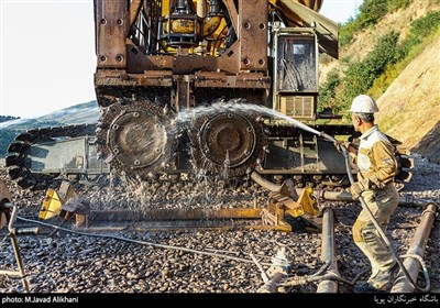 دستگاه حفاری هیدروفرز درحال ایجاد دیوار آب بند جهت تزریق بتن پلاستیک و تشکیل دیوار دیافراگمی