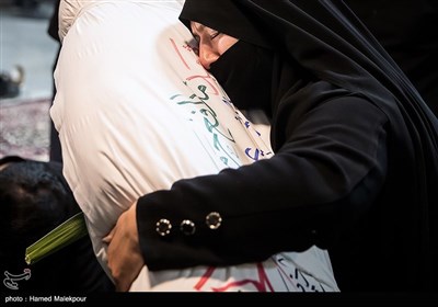 پیکر شهید مدافع حرم زکریا شیری در آغوش مادرش