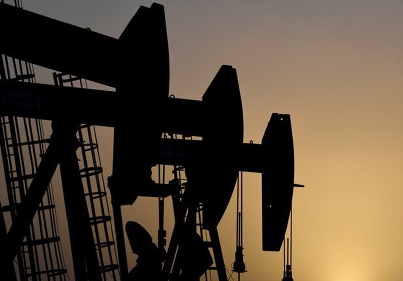 عرضه جهانی نفت سال آینده از تقاضا پیشی می‌گیرد