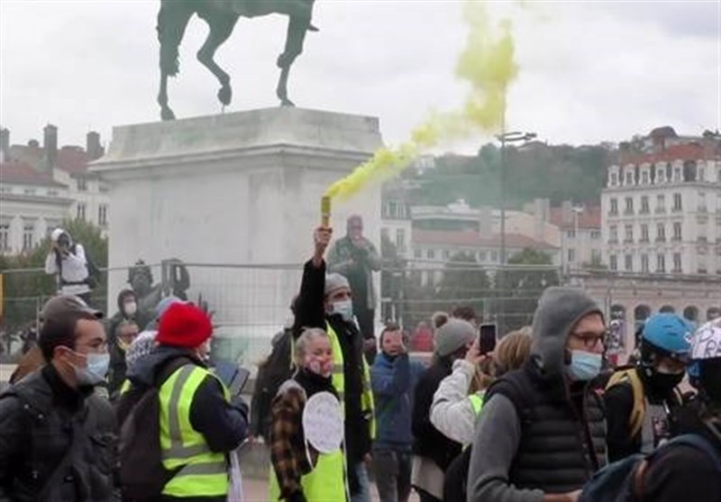 French Police Fire Tear Gas at &apos;Yellow Vest&apos; Protesters in Lyon (+Video)