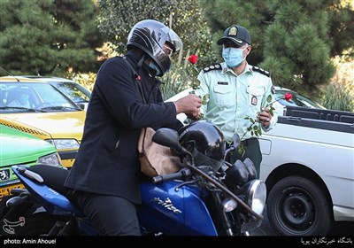 اهدای گل و ماسک همزمان با آغاز هفته نیروی انتظامی