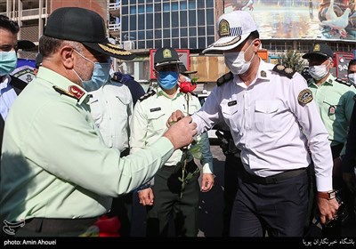 اهدای گل و ماسک همزمان با آغاز هفته نیروی انتظامی