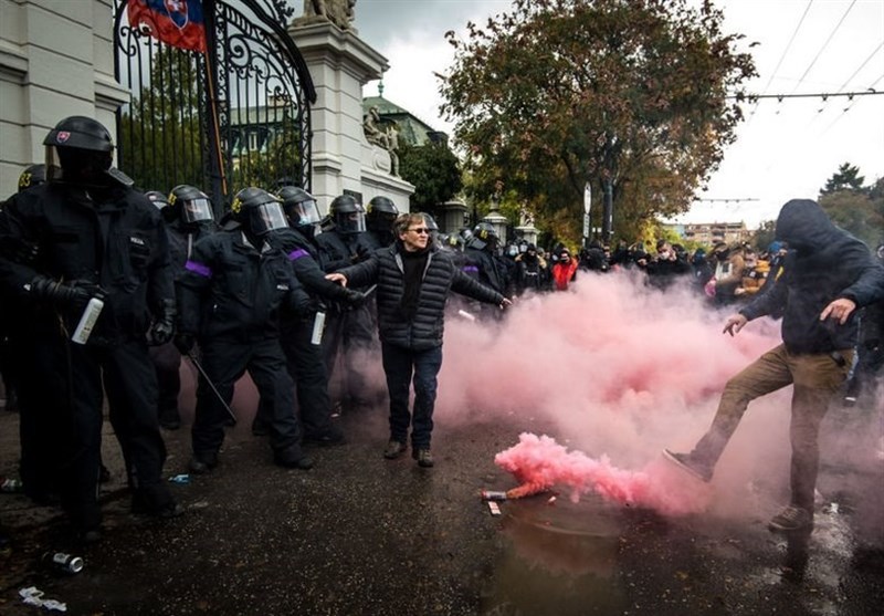 Activists March in Protest against COVID-19 Curfew in Paris (+Video)