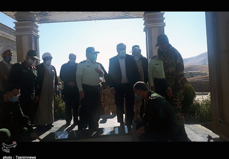 ادای احترام مسئولان و فرماندهان نظامی و انتظامی به شهدای گمنام استان کردستان+ تصاویر