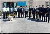 جامعه بازاریان کیش با اهدای گل از خدمات پلیس تقدیر کردند+ تصویر