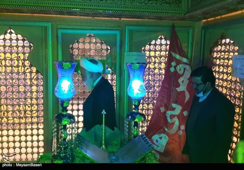 برگزاری مراسم غبارروبی ضریح علی بن محمد باقر(ع) مشهد اردهال کاشان به روایت تصویر