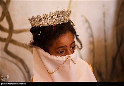 آرزو دختر هفت ساله مبتلا به سرطان است و مراحل درمان را طی میکند. او آرزو داشت به شکل ملکه گنج را در قلعه ای ببیند . این آرزو با کمک مردم در قلعه باستانی شوش تحقق یافت