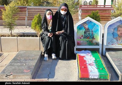  همسر بسیجی شهید مدافع وطن: مسئولان قدر مردم را بدانند 