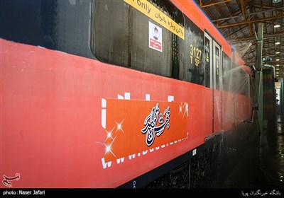 شست وشو قطارهای مترو در حاشیه بازدید رییس سازمان مدیریت و برنامه ریزی استان تهران از مترو