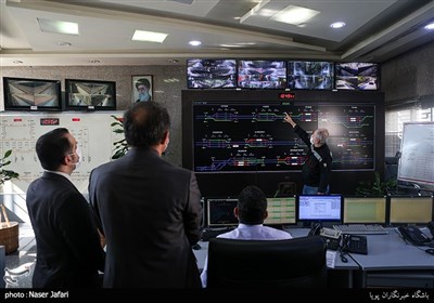 بازدید رییس سازمان مدیریت و برنامه ریزی استان تهران از اتاق کنترل خطوط متروی تهران