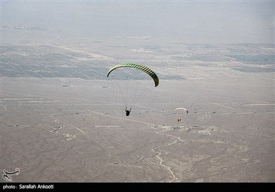 پرواز پاراگلایدرها در آسمان کرمان