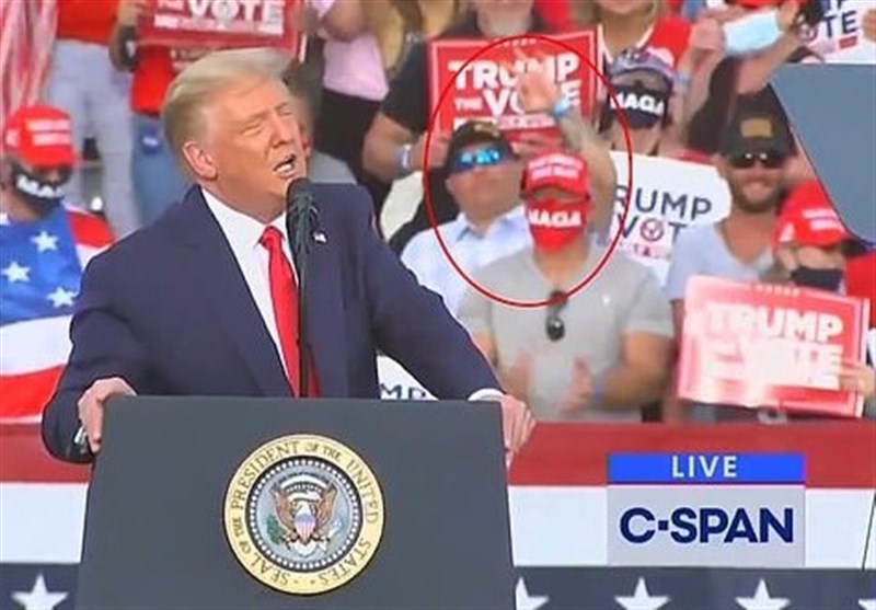 Trump Supporter Makes &apos;White Power&apos; Gesture during Florida Rally (+Video)