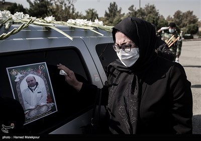 همسر شهید مدافع سلامت سرهنگ مرتضی خوشوقت در مراسم تشییع