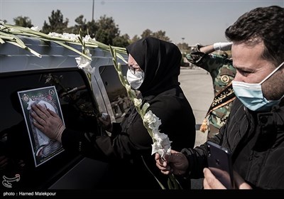 همسر شهید مدافع سلامت سرهنگ مرتضی خوشوقت در مراسم تشییع