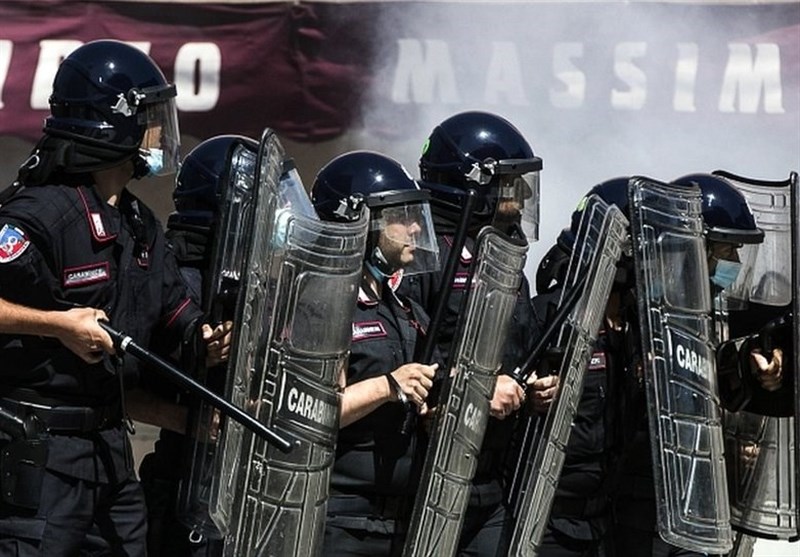 Police Use Water Cannons during Clashes with Anti-Lockdown Protesters (+Video)