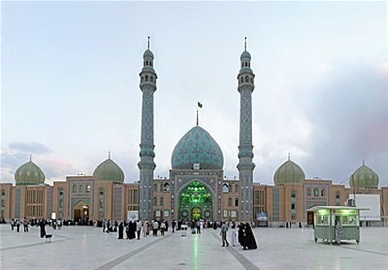 مسجد مقدس جمکران سالانه میزبان چند میلیون زائر و نمازگزار است؟