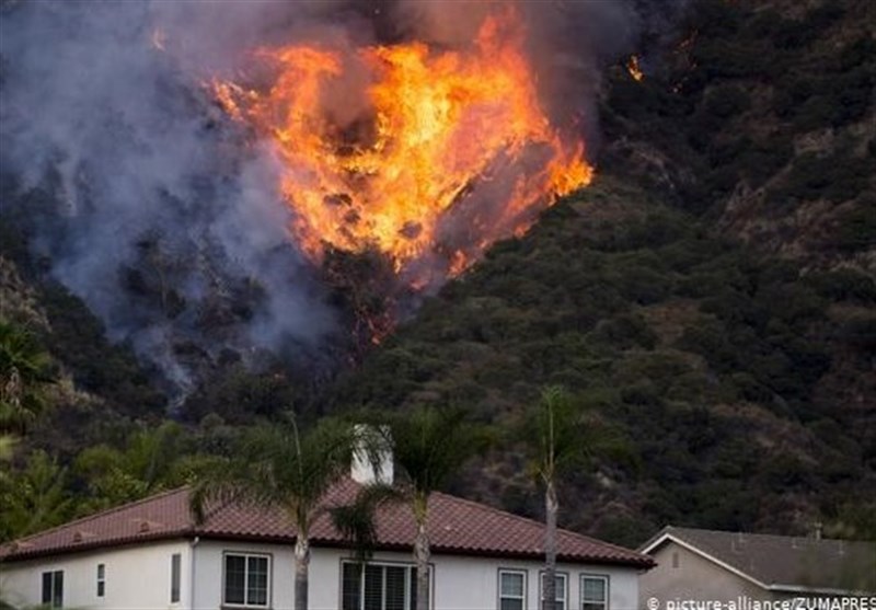 آتش‌سوزی گسترده در کالیفرنیا/ هزاران نفر مجبور به ترک منازل خود شدند