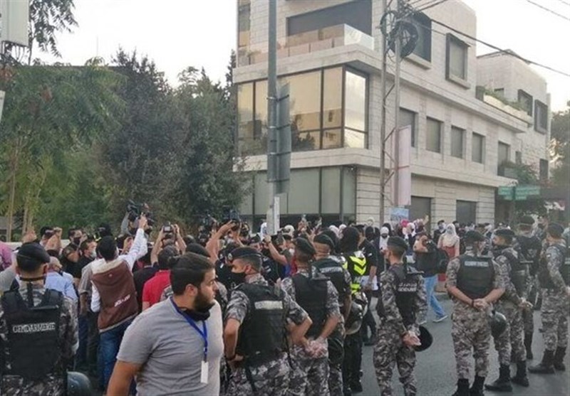 تظاهرات اردنی‎‌ها مقابل سفارت فرانسه در امان/ معترضان خواستار تحریم کالاهای فرانسوی شدند