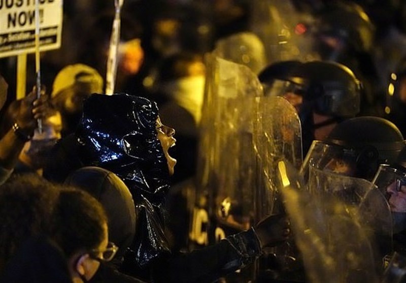 Philadelphia Protesters Face Off with Riot Cops over Police Shooting (+Video)