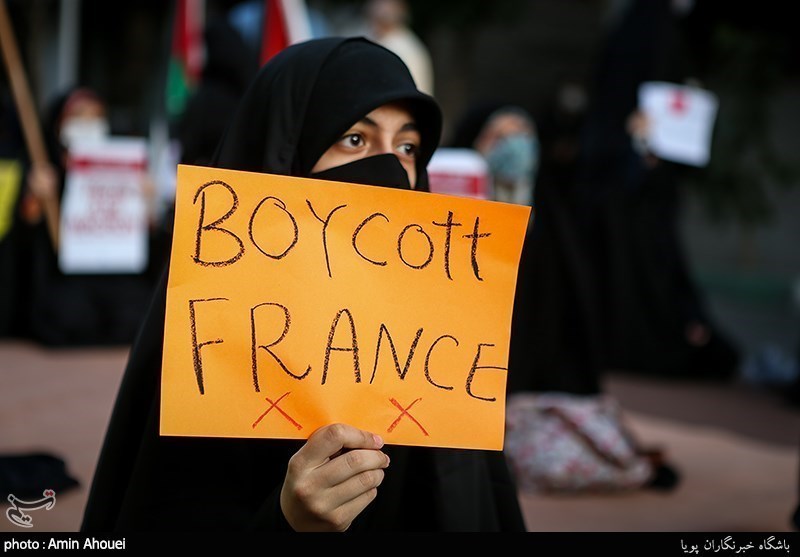 تہران میں فرانسیسی سفارتخانہ کے سامنے احتجاجی مظاہرہ