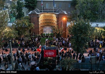 تہران میں فرانسیسی سفارتخانہ کے سامنے احتجاجی مظاہرہ