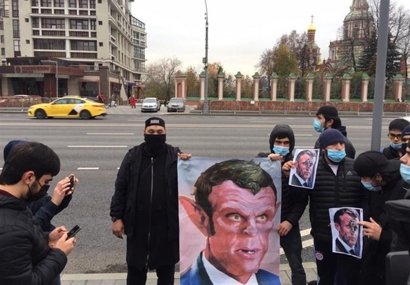 Macron Photos Set Alight in Protests outside French Embassy in Moscow (+Video)