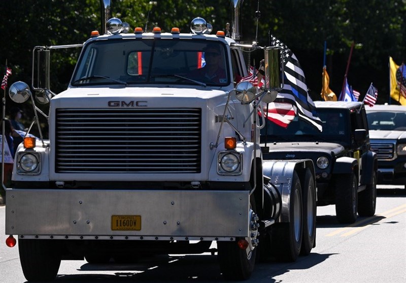 Convoy of Trump Supporters’ Chase Biden Campaign Bus out of Town (+Video)