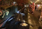 سقوط پژو 405 داخل جوی آب در خیابان فداییان اسلام + تصاویر