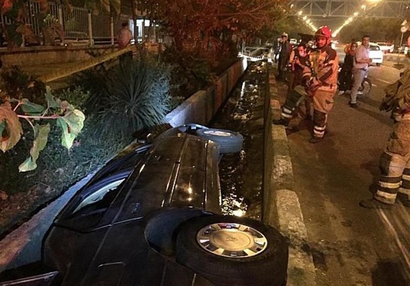 سقوط پژو 405 داخل جوی آب در خیابان فداییان اسلام + تصاویر