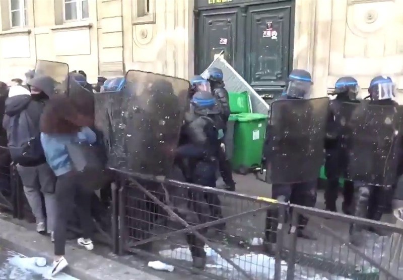 Paris Riot Police Use Irritants to Disperse Protesting Students (+Video)