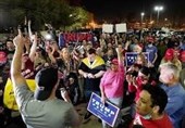 تجمع طرفداران ترامپ در اطراف مرکز رای گیری آریزونا