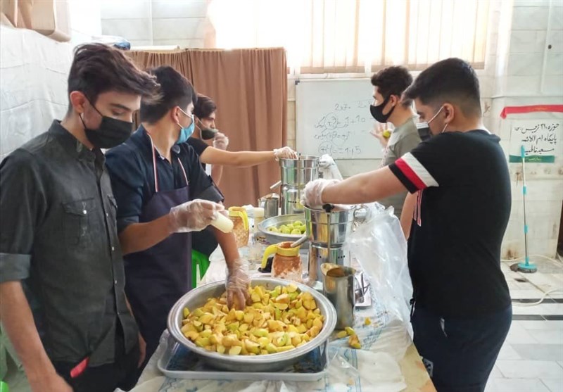 فیلم| توزیع روزانه 1000 بطری آب‌میوه طبیعی توسط گروه جهادی در 3 بیمارستان تهرن