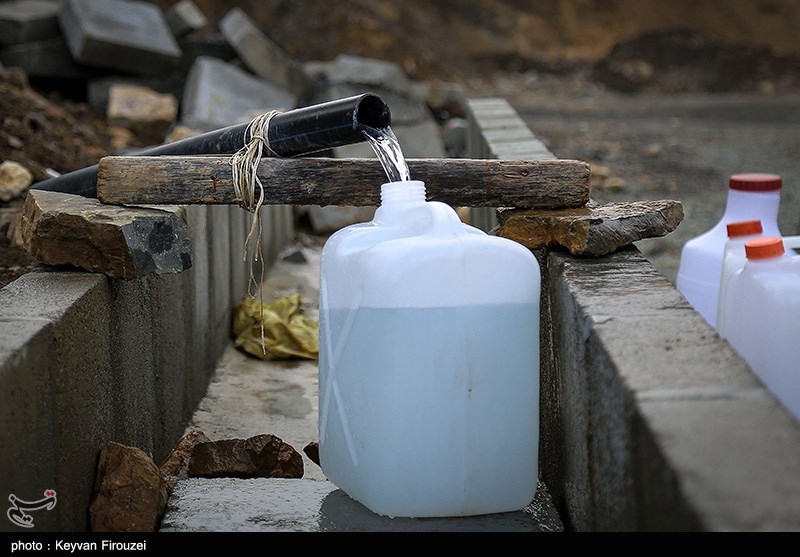 بحران آب در ایران|صف‌های طولانی مردم برای تهیه آب شرب سالم در روزهای کرونایی/خطر بیماری در کمین شهروندان سنندجی