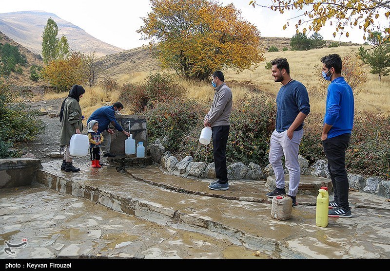 روایتی از روزگار ناخوش مردم کردستان/ مردمانی که برای تهیه آب شرب به چشمه‌ها پناه می‌برند+تصاویر