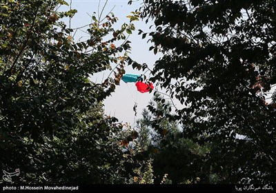 پرش چتربازان از برج پرچم عباس آباد