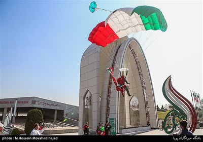 پرش چتربازان از برج پرچم عباس آباد