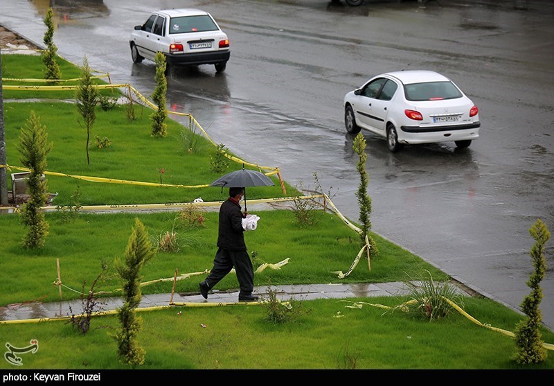 بارش برف و باران در محورهای مواصلاتی استان البرز / مردم از سفرهای غیرضروری خودداری کنند