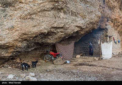  دختران این خانواده روزانه به چشمه‌ای که در پشت کوهستان قرار دارد رفته و آب می آورند وبرای پخت غذا و در زمستان برای گرم کردن خود از هیزوم های درخت بلوط از دل کوههای مشرف به محل سکونت آنها تهیه میکنند 