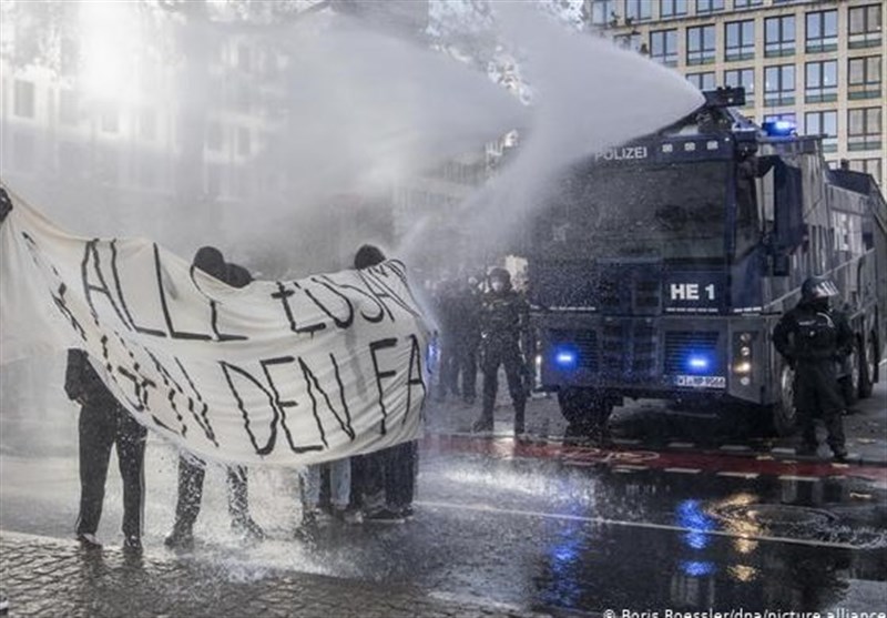 German Police Use Water Cannon at Anti-Lockdown Rally (+Video)