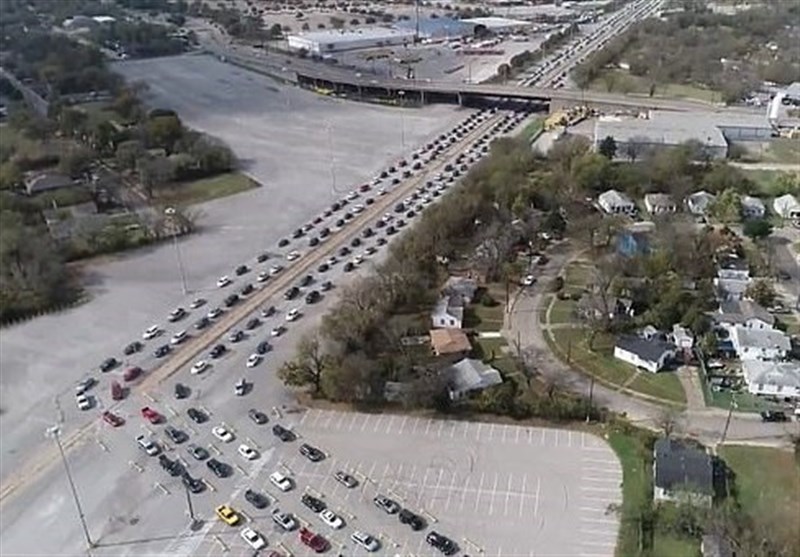 Thousands of Cars Line Up to Collect Food in Texas (+Video)