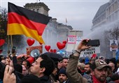 اعتراضات علیه محدودیت‌ها در شهرهای آلمان به خشونت کشیده شد