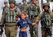 قوات العدو الصهیونی تعتقل أکثر من 400 طفل فلسطینی منذ بدایة العام