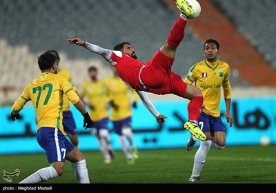 دیدار تیم‌های فوتبال پرسپولیس و صنعت نفت آبادان