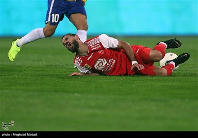 دیدار تیم‌های فوتبال پرسپولیس و صنعت نفت آبادان