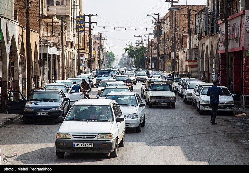 بی‌توجهی به محدودیت‌های کرونایی در &quot;بازار بهبهان&quot;/ وقتی مشکلات اقتصادی بر پروتکل‌های بهداشتی غلبه می‌کند + فیلم