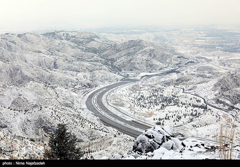 بارش برف در استان کردستان حادثه‌ساز شد/گرفتار شدن خودورها در ورودی شهر سقز /‌ برف راه ارتباطی 160 روستا را بست