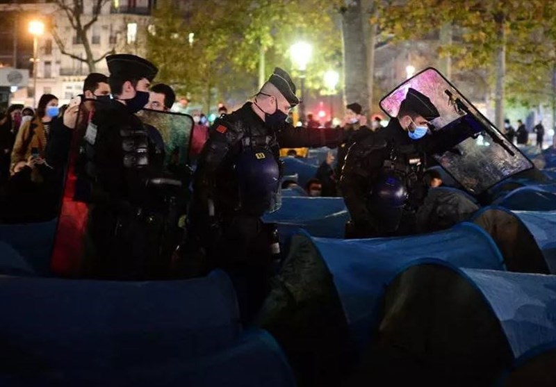 French Police Disperse Refugee Protesters Living in Migrant Camp (+Video)