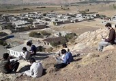 کوهپیمایی دانش‌آموزان روستای «سرهنگچه» اردستان برای شرکت در کلاس آنلاین/آقای وزیر فرزند شما اینچنین درس می‌خواند؟