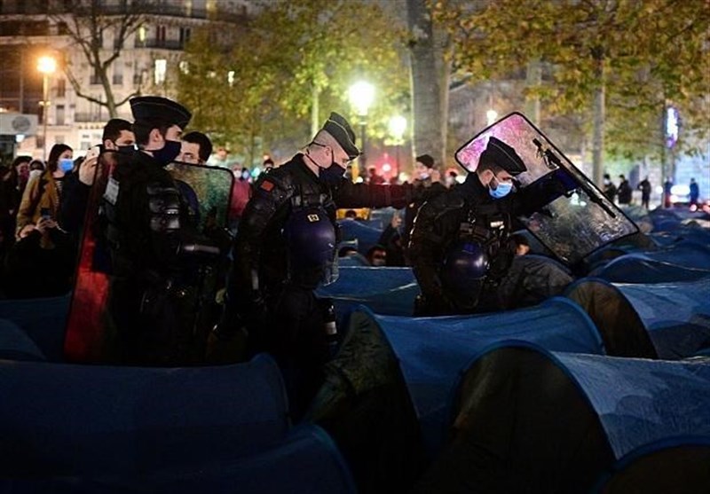 پلیس فرانسه با خشونت و گاز آشک آور مهاجران را از یک اردوگاه بیرون کرد