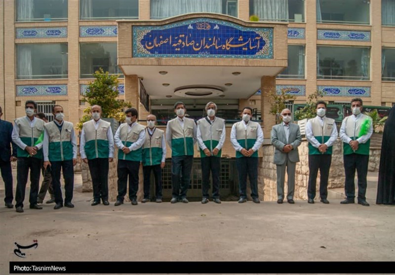 بازدید و توزیع غذای گرم توسط خادمیاران رضوی در سرای سالمندان صادقیه اصفهان + تصاویر